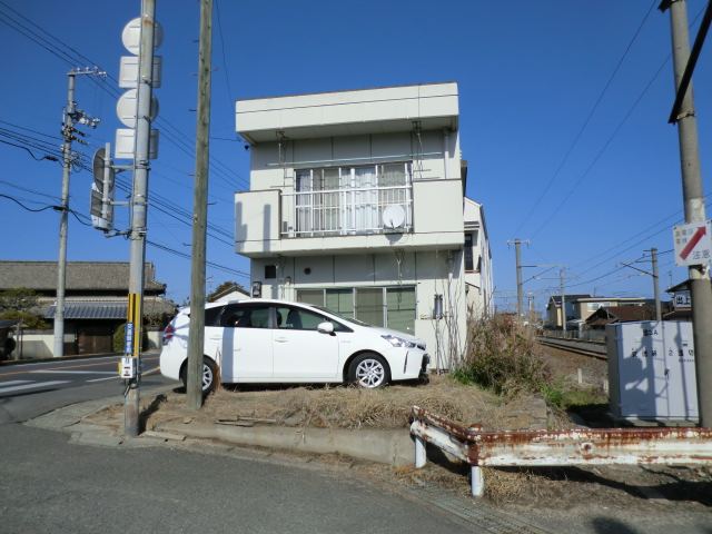 建物東裏JR予讃線列車が走っています